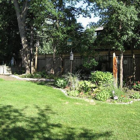 Twin Pines Bed And Breakfast Питърбъро Екстериор снимка