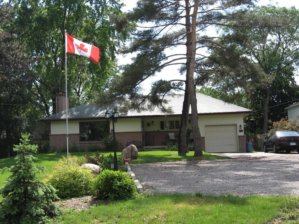 Twin Pines Bed And Breakfast Питърбъро Екстериор снимка