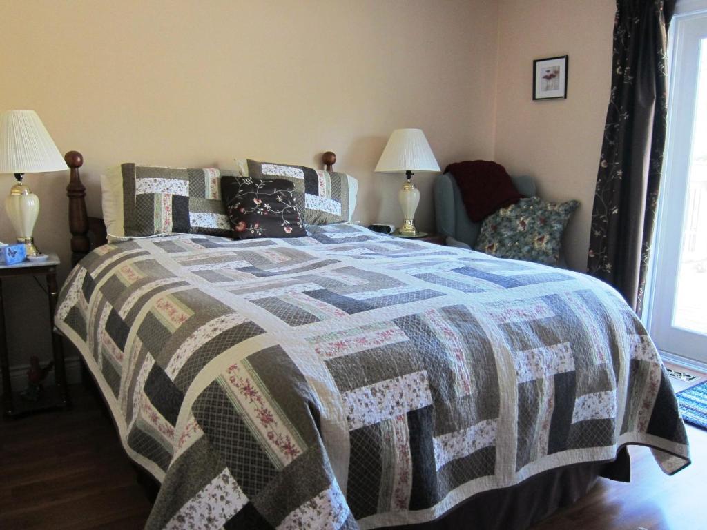 Twin Pines Bed And Breakfast Питърбъро Екстериор снимка