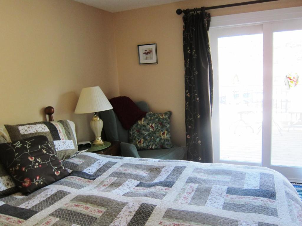 Twin Pines Bed And Breakfast Питърбъро Екстериор снимка