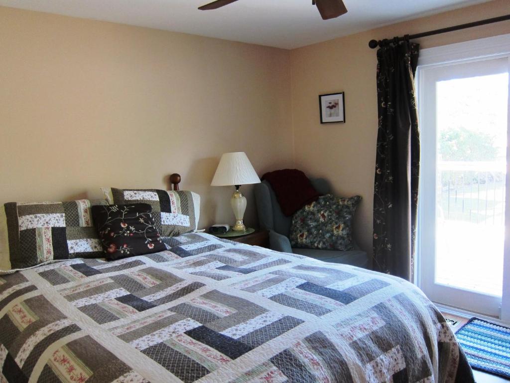 Twin Pines Bed And Breakfast Питърбъро Екстериор снимка