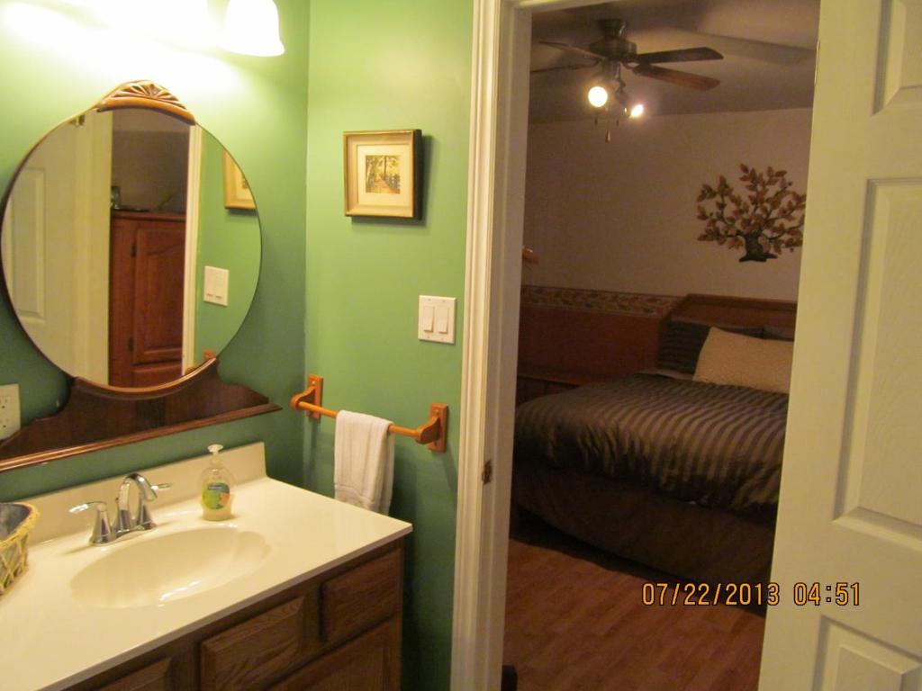 Twin Pines Bed And Breakfast Питърбъро Стая снимка