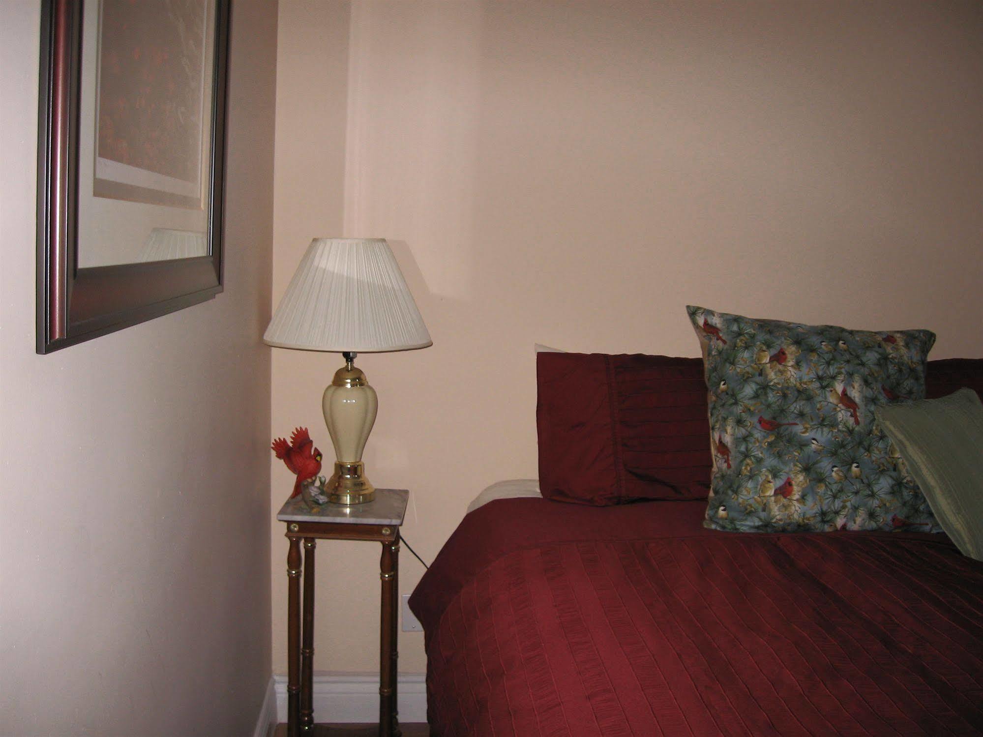 Twin Pines Bed And Breakfast Питърбъро Екстериор снимка