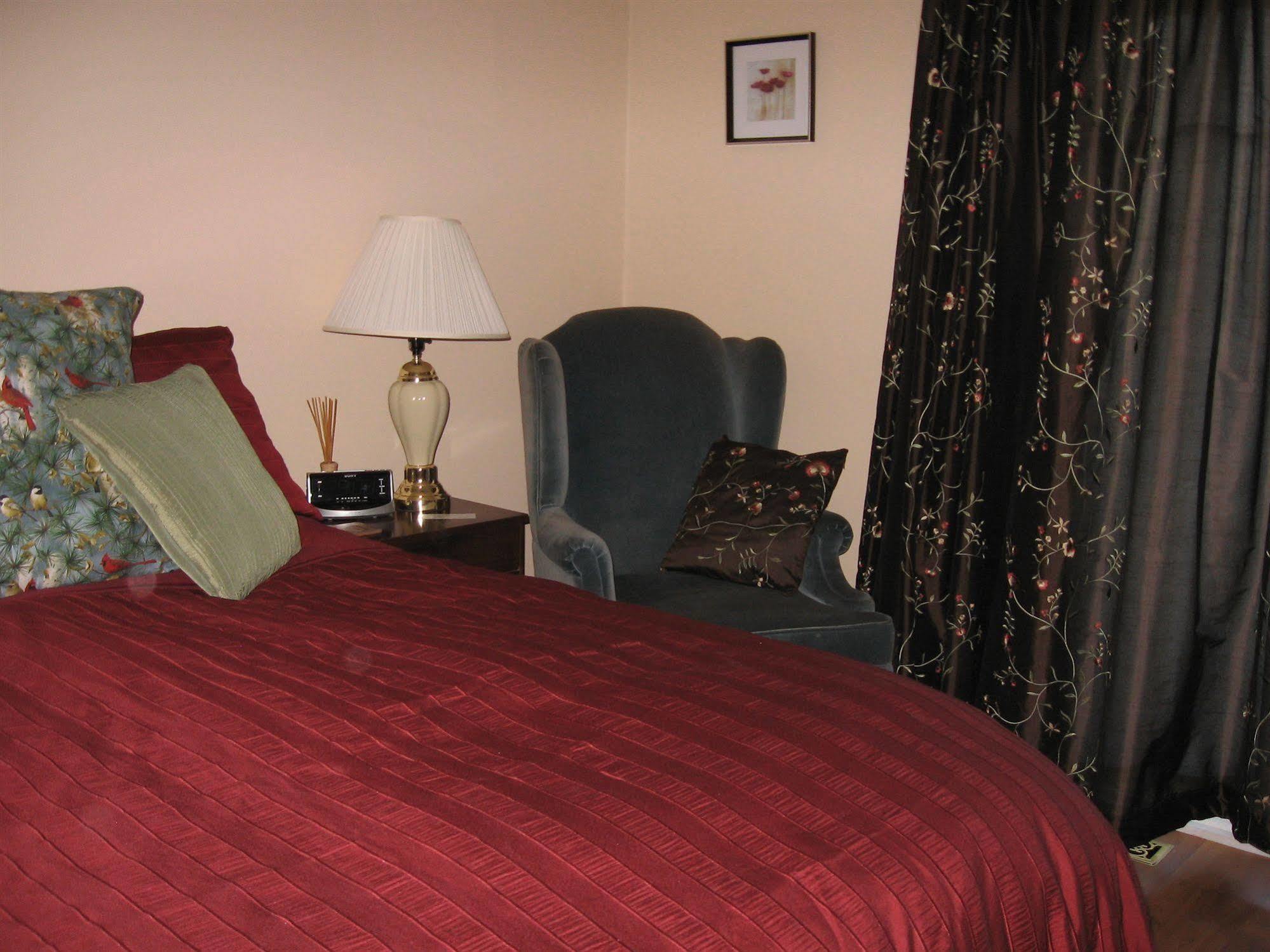 Twin Pines Bed And Breakfast Питърбъро Екстериор снимка
